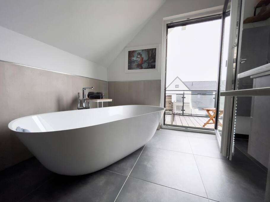 Villa Dreamy Vibes Mit Privatem Pool & Rheinblick Niederkassel Kültér fotó