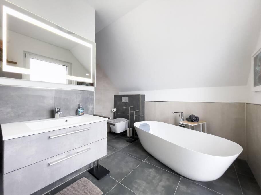 Villa Dreamy Vibes Mit Privatem Pool & Rheinblick Niederkassel Kültér fotó